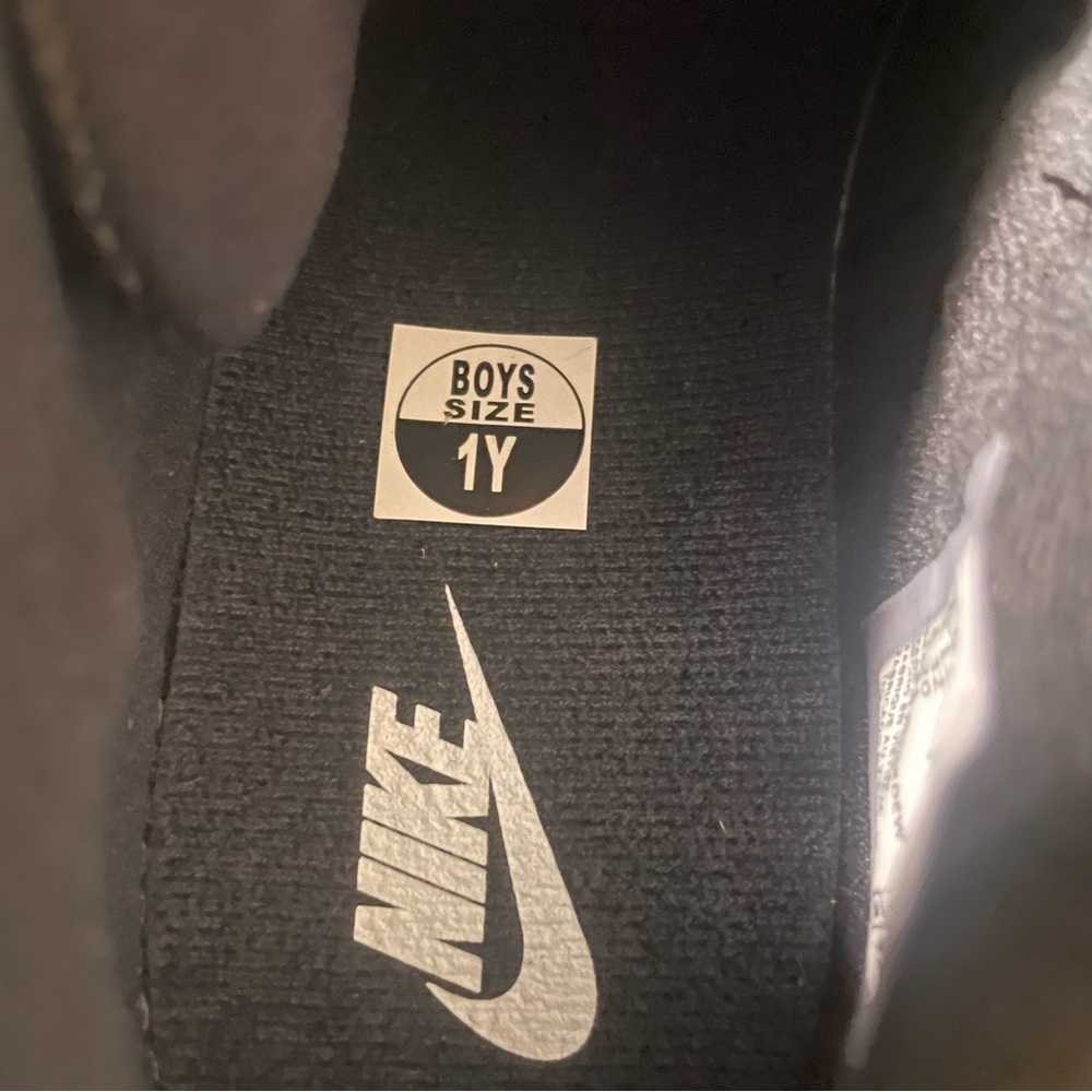 Nike Kids Black and Red Low-Top Sneakers - Picture 7 of 8